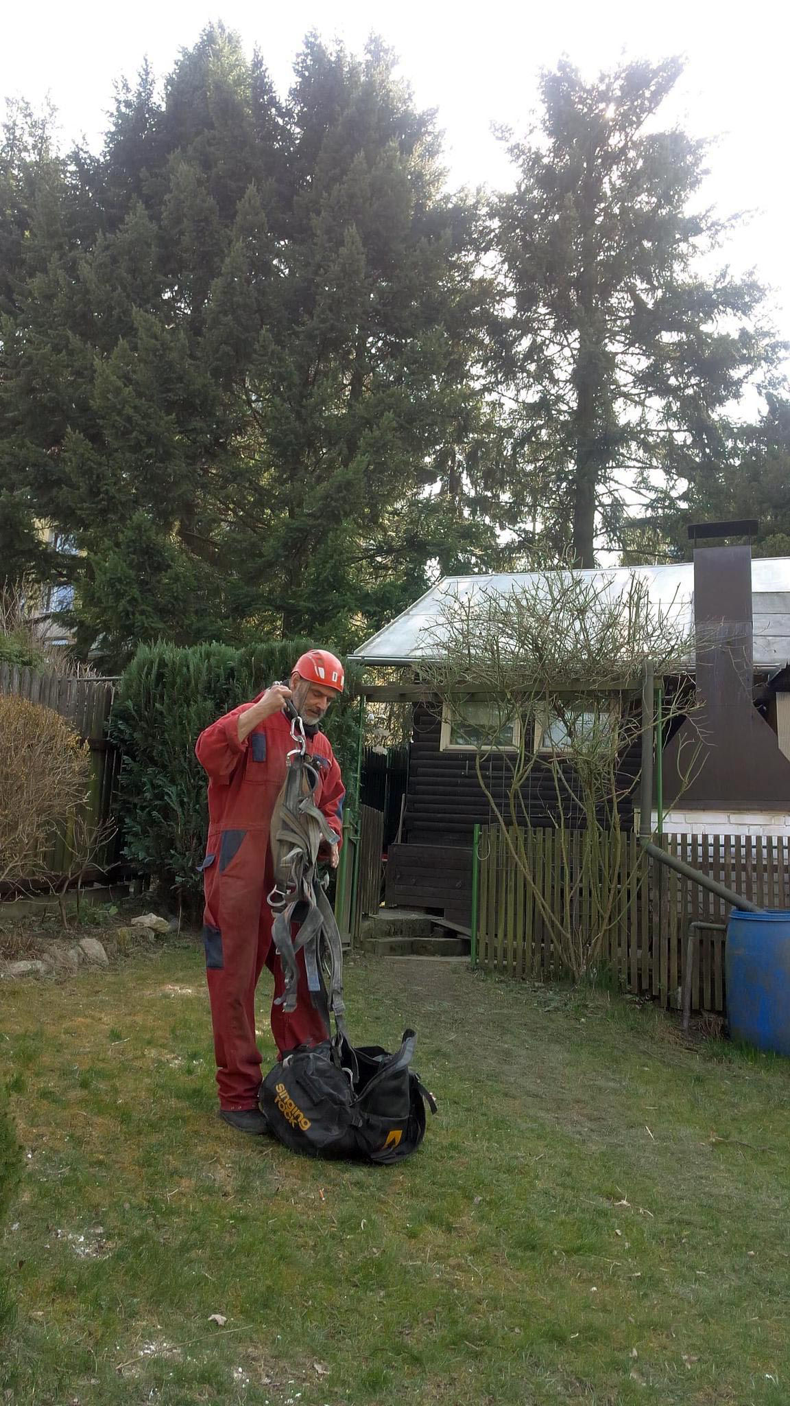 Výškový lezec Aleš Kučera Rizikové kácení stromů Výškové práce Prořezávání stromů a stromku práce s motorovou pilou řezání dřeva ostatní práce horolezeckou technikou