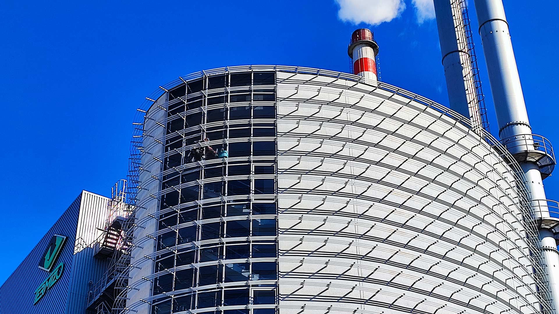 Výškový lezec Aleš Kučera Rizikové kácení stromů Výškové práce Prořezávání stromů a stromku práce s motorovou pilou řezání dřeva ostatní práce horolezeckou technikou