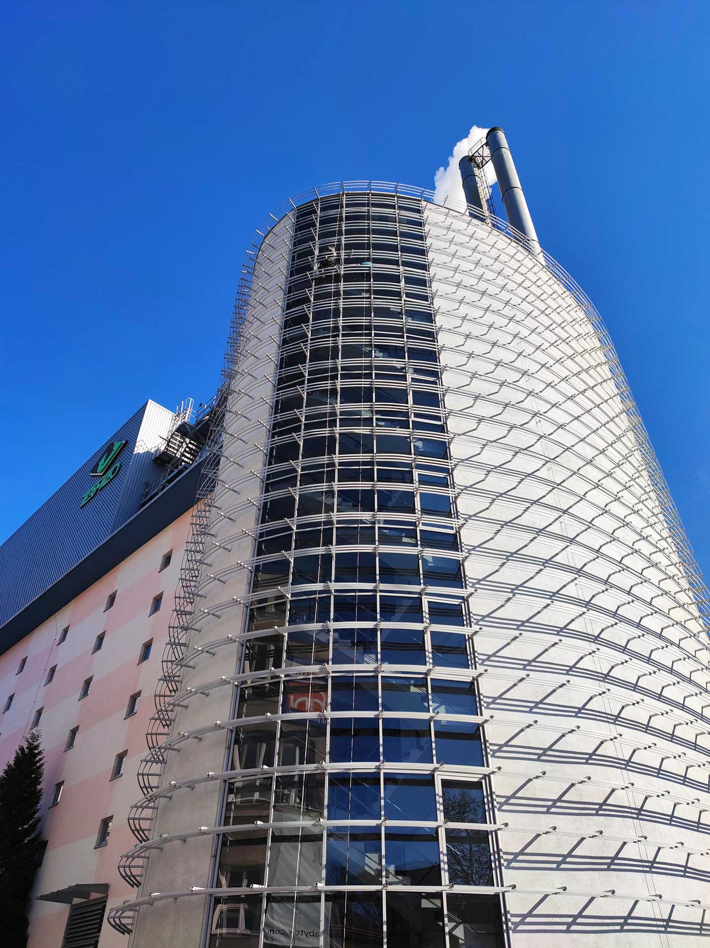 Výškový lezec Aleš Kučera Rizikové kácení stromů Výškové práce Prořezávání stromů a stromku práce s motorovou pilou řezání dřeva ostatní práce horolezeckou technikou