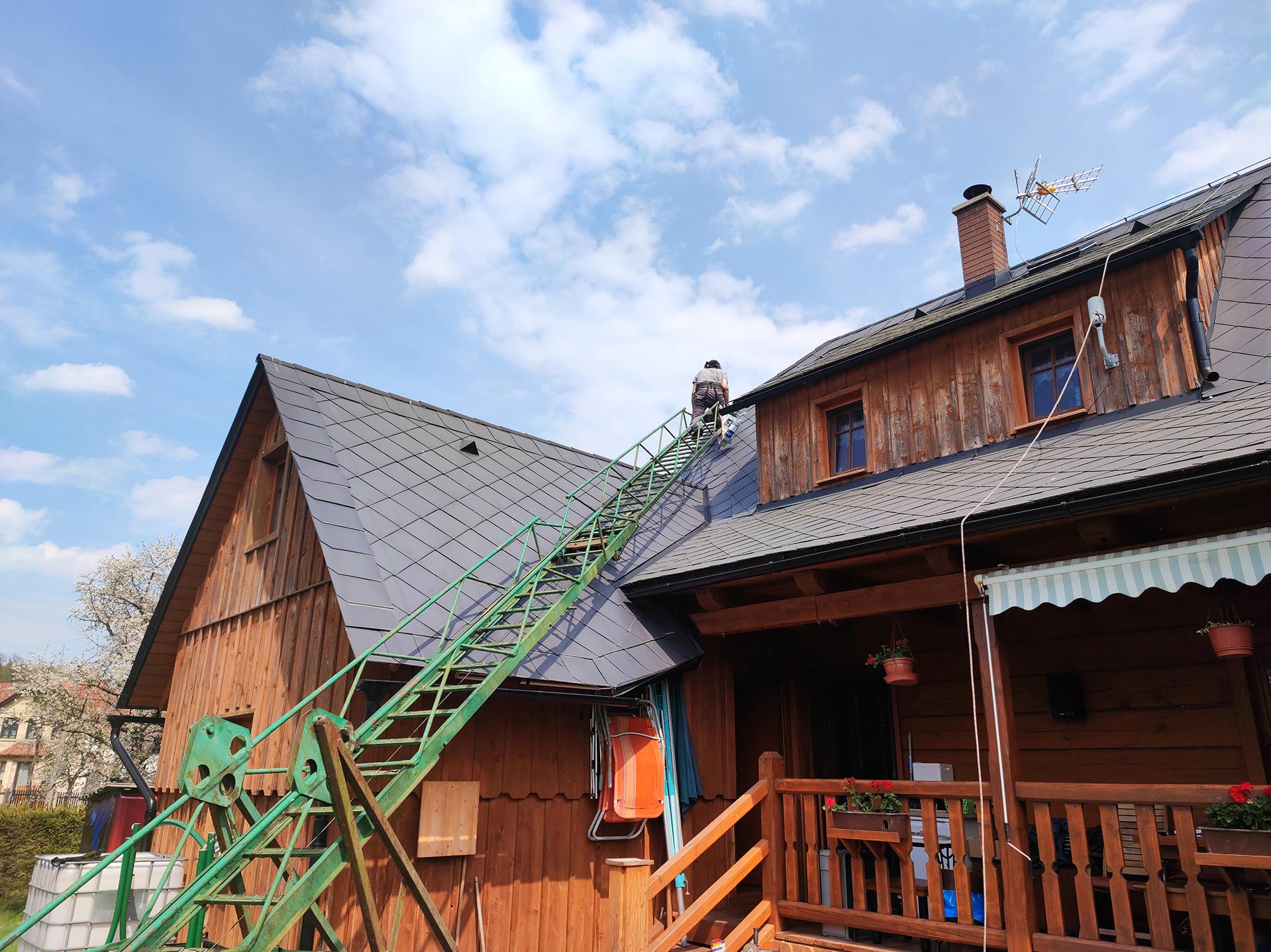 Výškový lezec Aleš Kučera Rizikové kácení stromů Výškové práce Prořezávání stromů a stromku práce s motorovou pilou řezání dřeva ostatní práce horolezeckou technikou