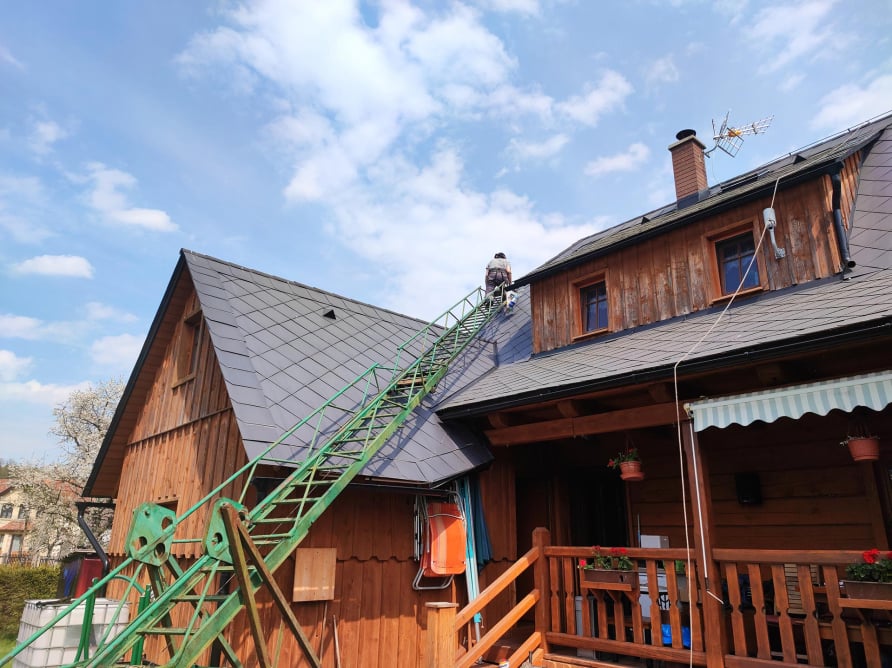 Výškový lezec Aleš Kučera Rizikové kácení stromů Výškové práce Prořezávání stromů a stromku práce s motorovou pilou řezání dřeva ostatní práce horolezeckou technikou