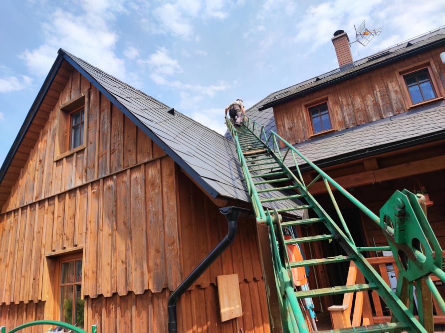 Výškový lezec Aleš Kučera Rizikové kácení stromů Výškové práce Prořezávání stromů a stromku práce s motorovou pilou řezání dřeva ostatní práce horolezeckou technikou