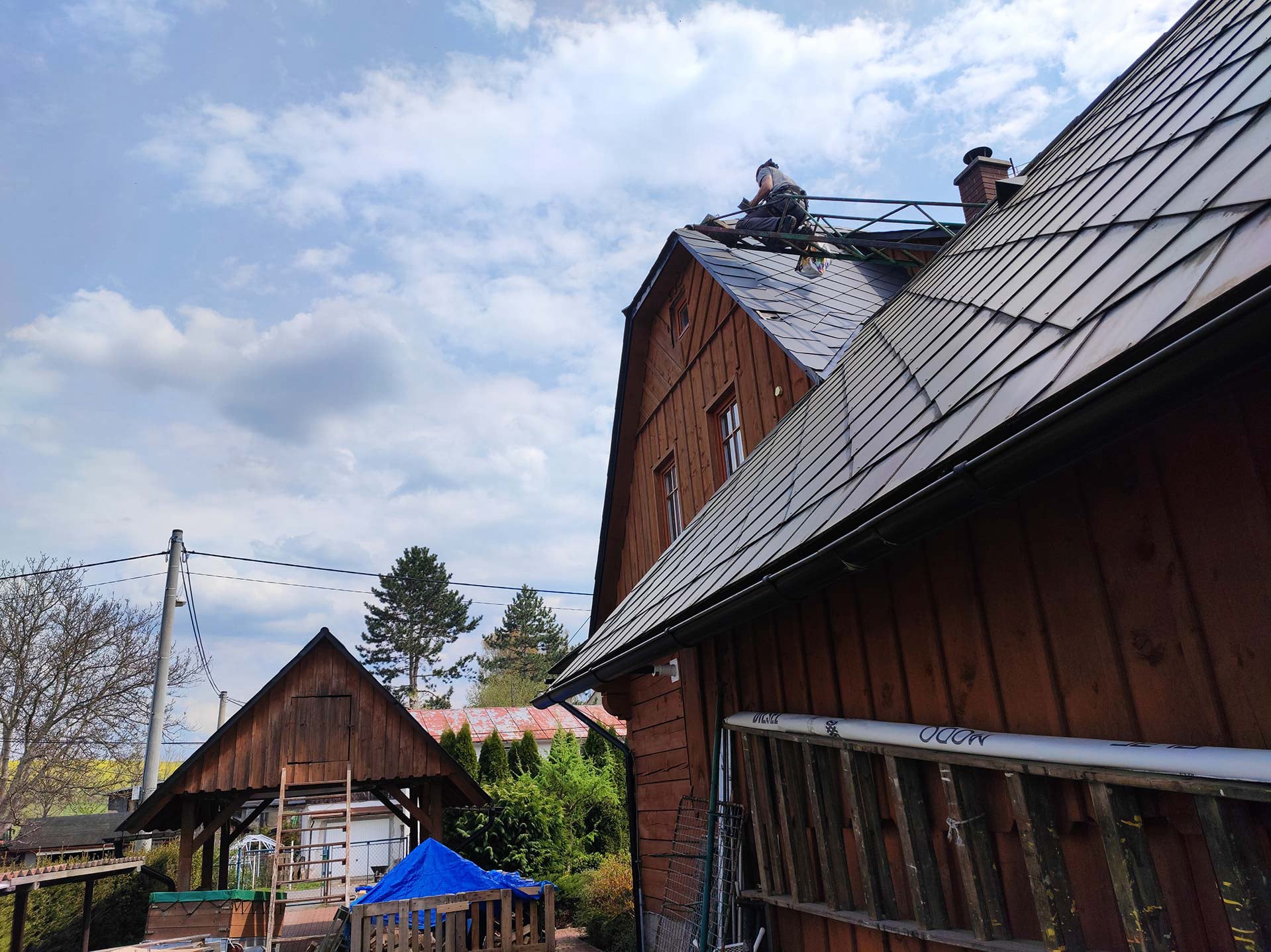 Výškový lezec Aleš Kučera Rizikové kácení stromů Výškové práce Prořezávání stromů a stromku práce s motorovou pilou řezání dřeva ostatní práce horolezeckou technikou