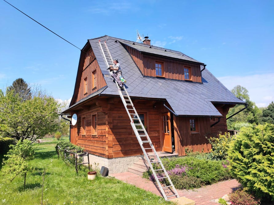 Výškový lezec Aleš Kučera Rizikové kácení stromů Výškové práce Prořezávání stromů a stromku práce s motorovou pilou řezání dřeva ostatní práce horolezeckou technikou