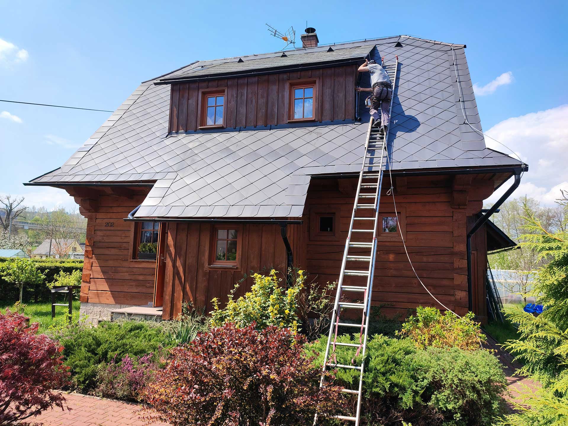 Výškový lezec Aleš Kučera Rizikové kácení stromů Výškové práce Prořezávání stromů a stromku práce s motorovou pilou řezání dřeva ostatní práce horolezeckou technikou