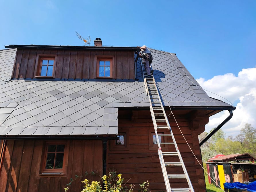 Výškový lezec Aleš Kučera Rizikové kácení stromů Výškové práce Prořezávání stromů a stromku práce s motorovou pilou řezání dřeva ostatní práce horolezeckou technikou