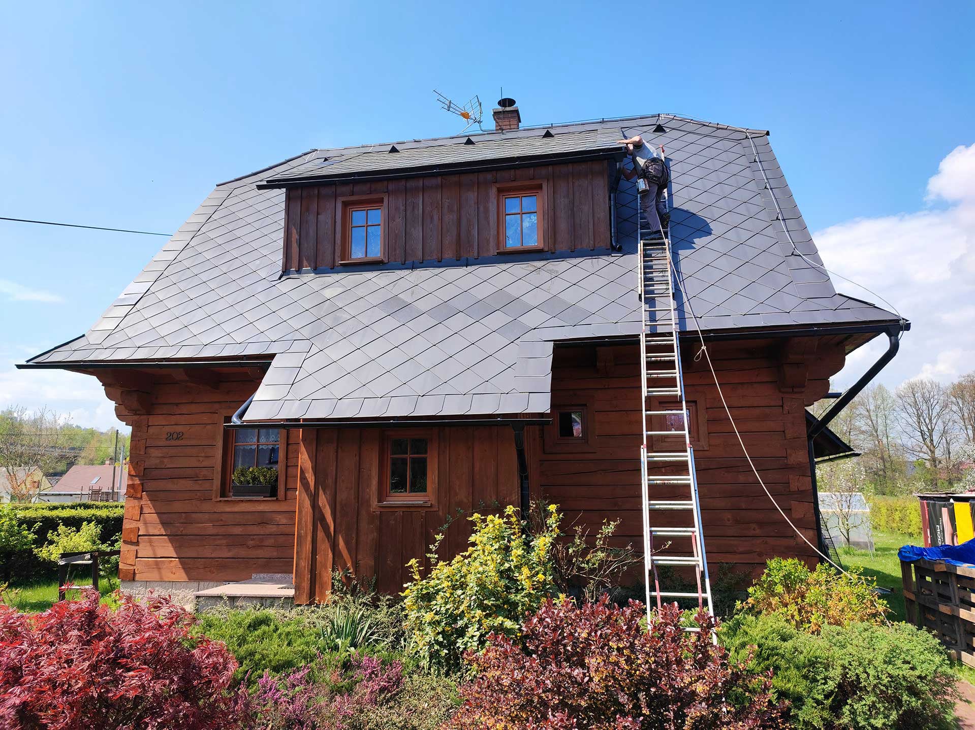 Výškový lezec Aleš Kučera Rizikové kácení stromů Výškové práce Prořezávání stromů a stromku práce s motorovou pilou řezání dřeva ostatní práce horolezeckou technikou