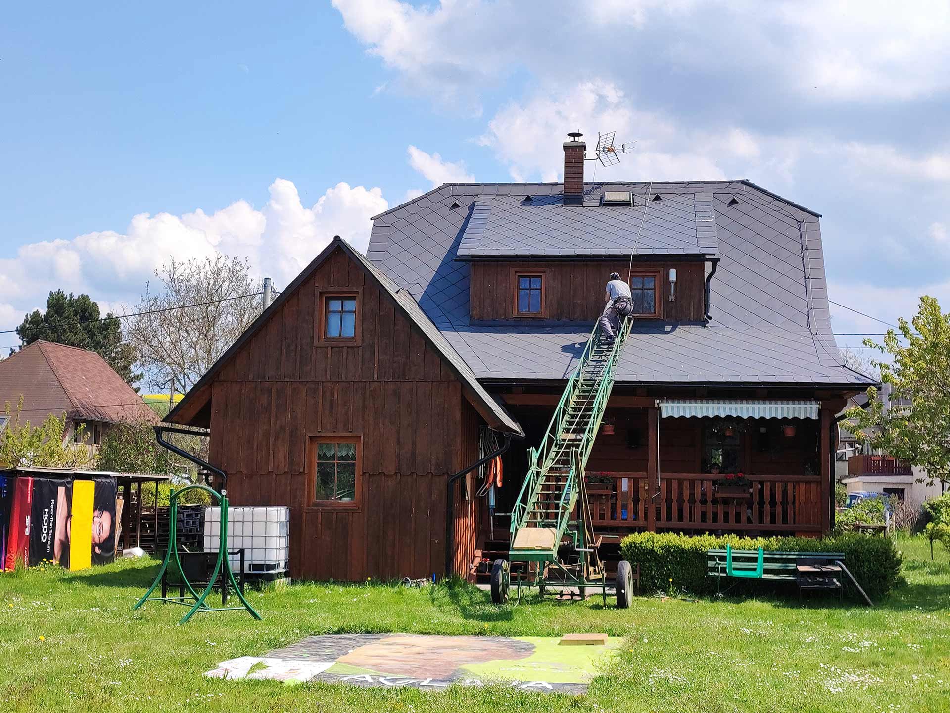 Výškový lezec Aleš Kučera Rizikové kácení stromů Výškové práce Prořezávání stromů a stromku práce s motorovou pilou řezání dřeva ostatní práce horolezeckou technikou