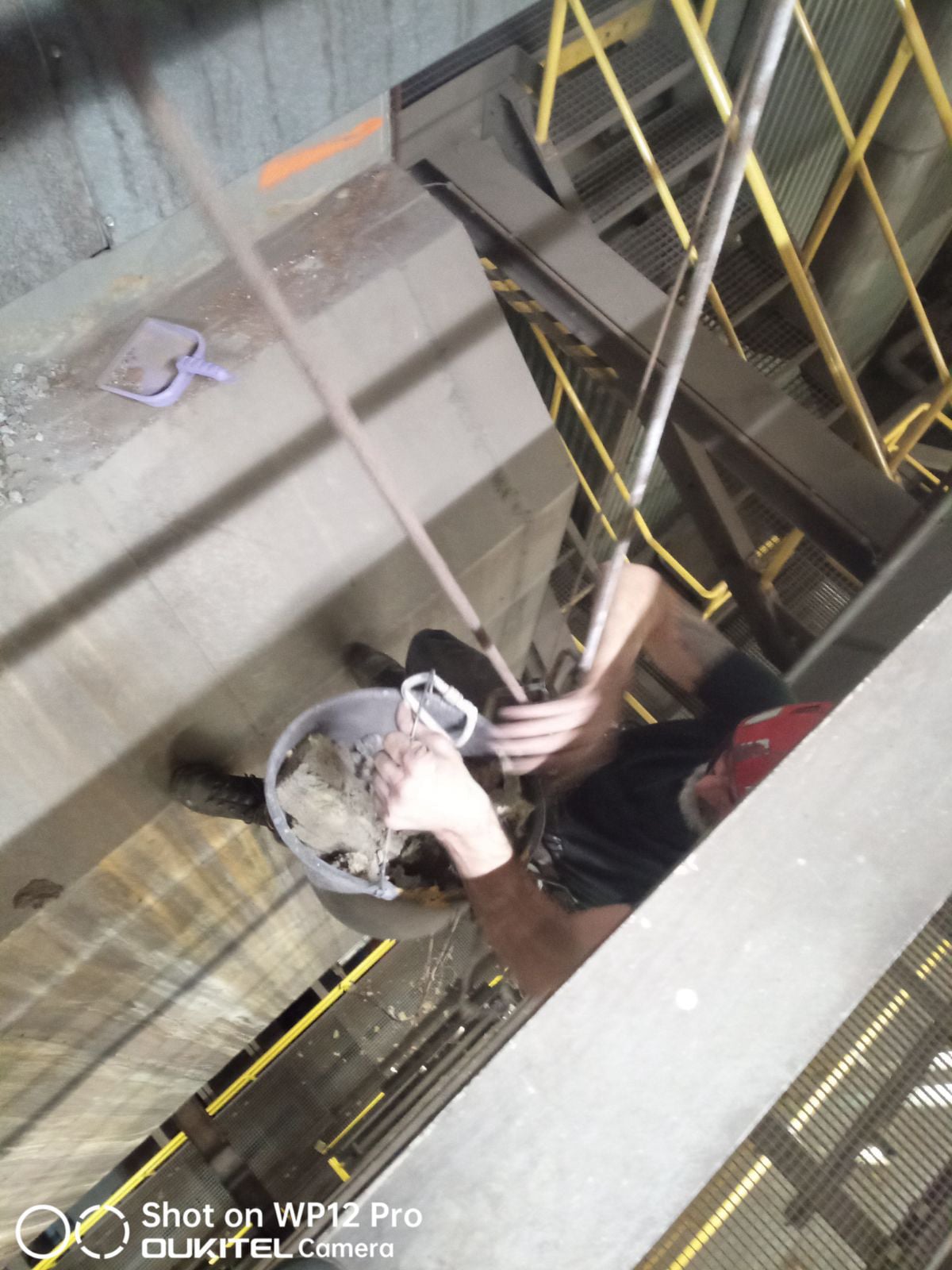 Výškový lezec Aleš Kučera Rizikové kácení stromů Výškové práce Prořezávání stromů a stromku práce s motorovou pilou řezání dřeva ostatní práce horolezeckou technikou