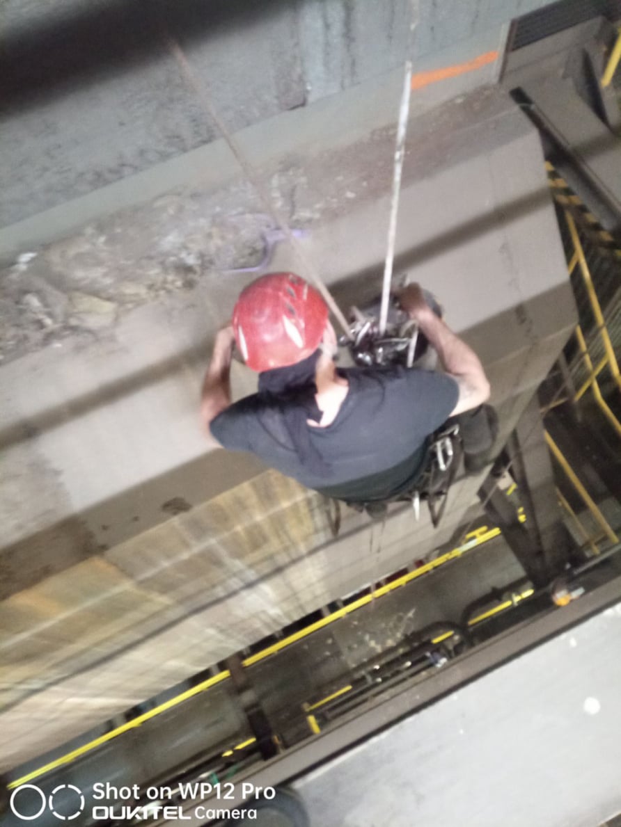 Výškový lezec Aleš Kučera Rizikové kácení stromů Výškové práce Prořezávání stromů a stromku práce s motorovou pilou řezání dřeva ostatní práce horolezeckou technikou